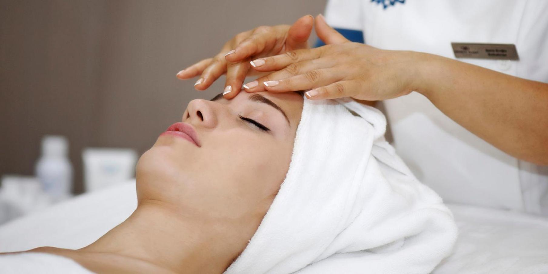 Crowne Plaza Bursa Convention Center & Thermal Spa By Ihg Exteriör bild A woman receiving a facial